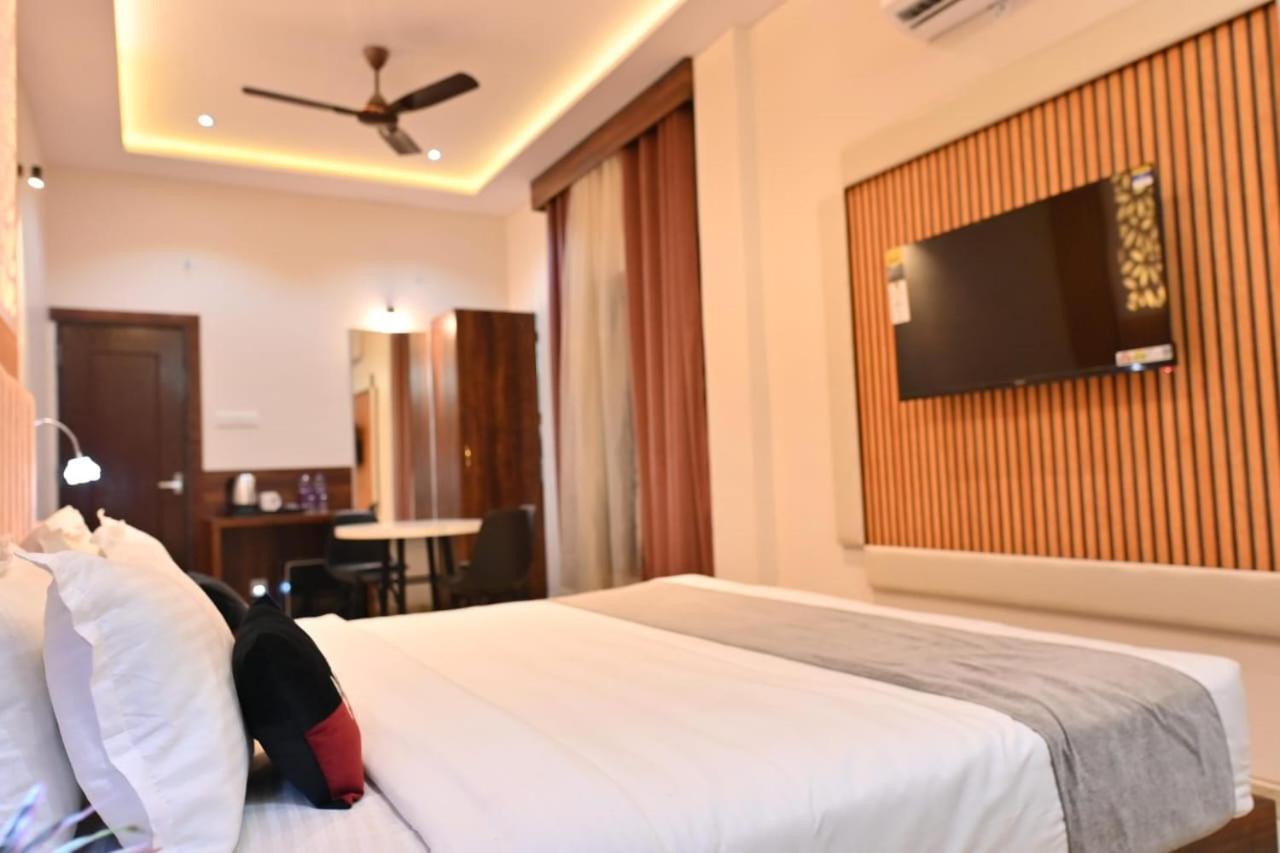 The Apple Tree Hotel Indore Ngoại thất bức ảnh