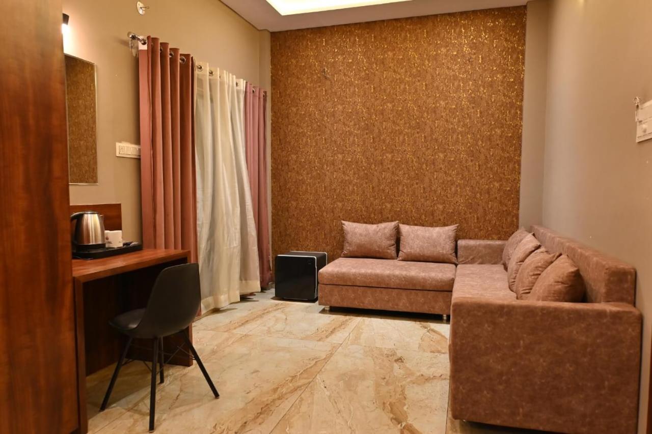 The Apple Tree Hotel Indore Ngoại thất bức ảnh